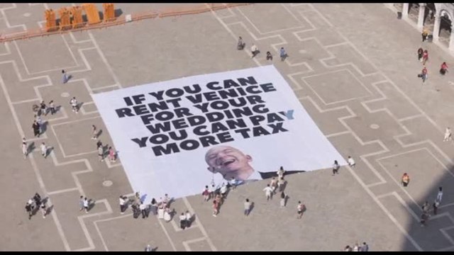 Anti-Bezos: lo striscione di Greenpeace Italia a Venezia in piazza San Marco