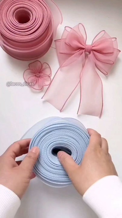 DIY Ribbon Bow Tutorial via: @lacos_dicasLearn how to make a beautiful ribbon bow with this easy DIY tutorial! Perfect for gift wrapping, hair accessories, or home décor, this step-by-step guide will help you create a flawless bow in minutes.