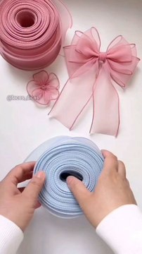 DIY Ribbon Bow Tutorial via: @lacos_dicasLearn how to make a beautiful ribbon bow with this easy DIY tutorial! Perfect for gift wrapping, hair accessories, or home décor, this step-by-step guide will help you create a flawless bow in minutes.