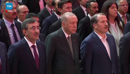 Cumhurbaşkanı Erdoğan, katıldığı programda gelen telefon sonrası yarım saatliğine salondan ayrıldı