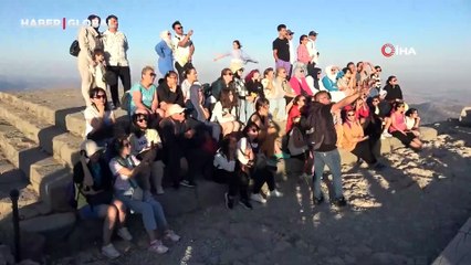 Nemrut Dağı’nda hafta sonu turist yoğunluğu