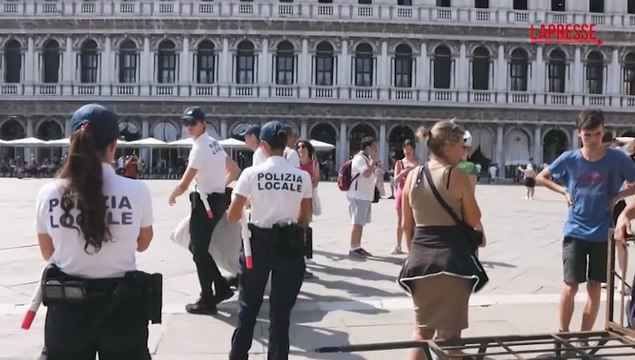 Matrimonio Bezos, a Venezia gigantesco striscione di Greenpeace contro il magnate
