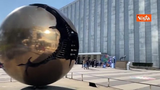 Addio allo scultore Arnaldo Pomodoro. Ecco la sua «Sfera con Sfera» davanti all'Onu a New York