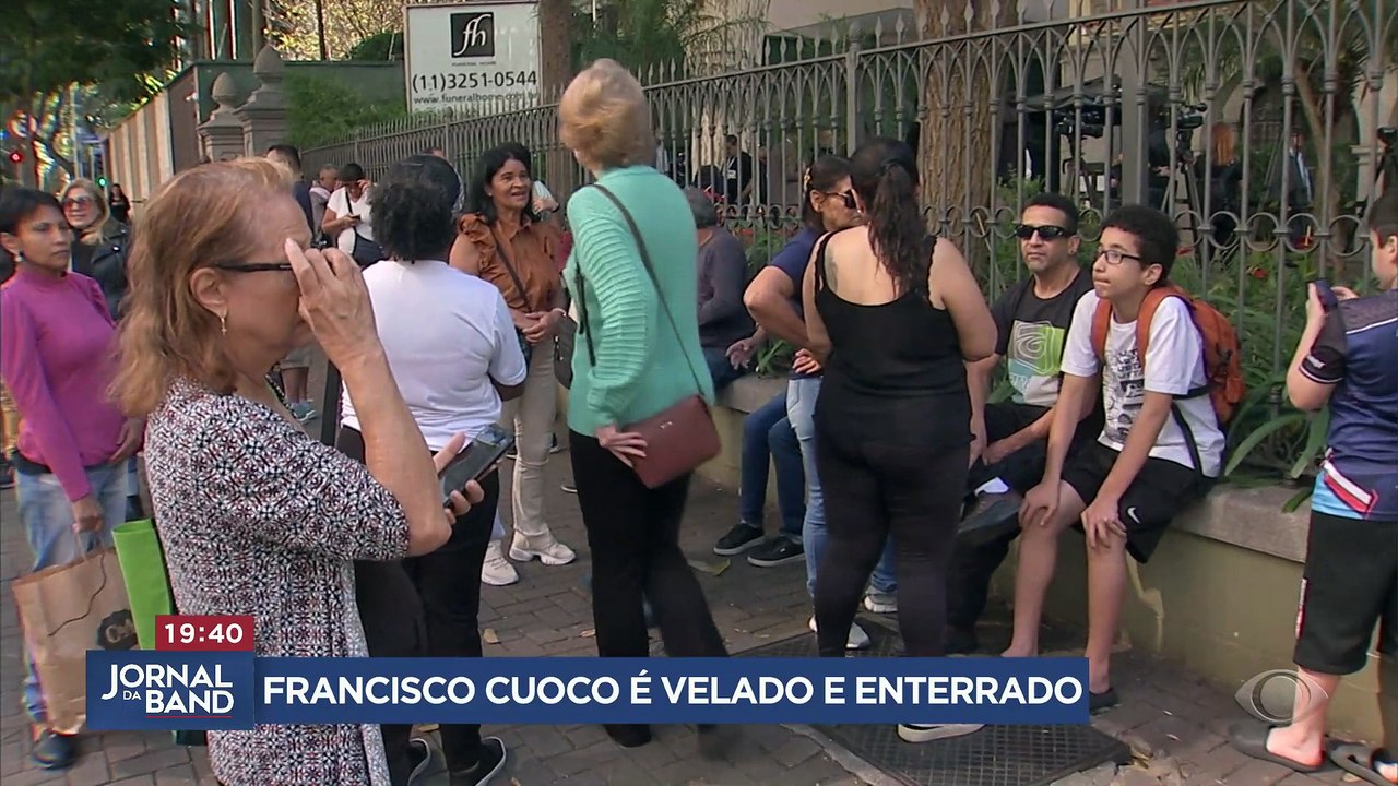 Amigos e familiares se despedem de Francisco Cu...