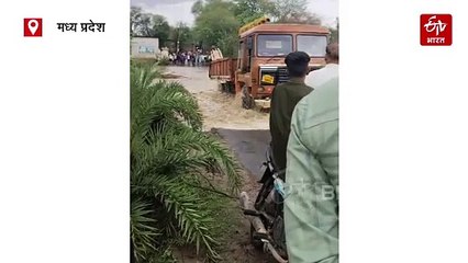 ट्रक चालक की लापरवाही, कई लोगों की जान खतरे में डालकर पार की पुलिया