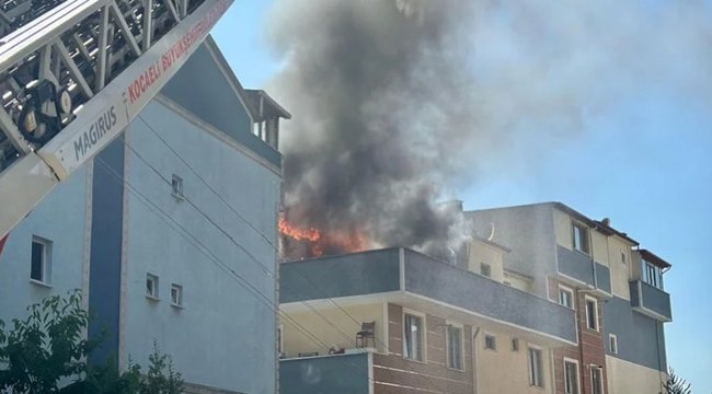 Gebze'de 4 katlı binanın çatısında yangın: Panik anları kameralara yansıdı