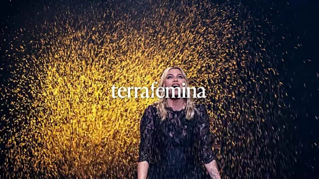 "Adorables" : Louane recréée une scène d'amour mythique avec cette photo de fiançailles, et rend fous les fans