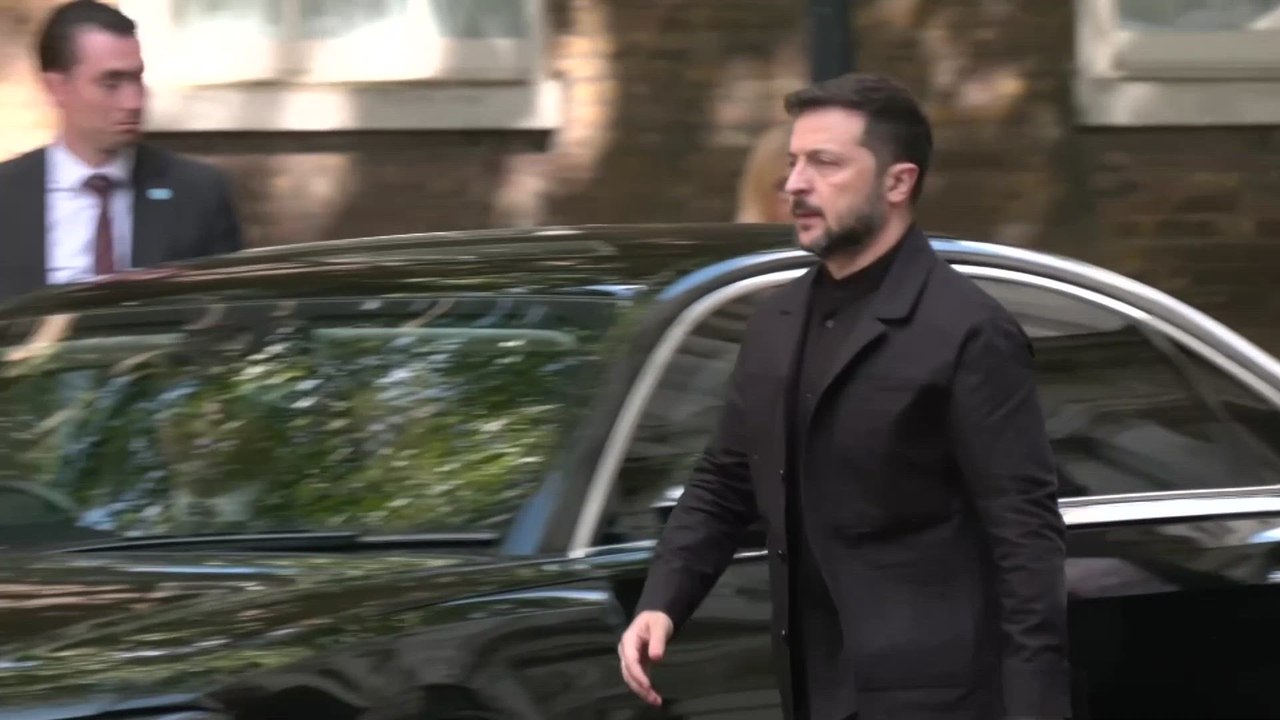 ZELENSKY WARMLY EMBRACES STARMER IN SURPRISING FIRST ENCOUNTER