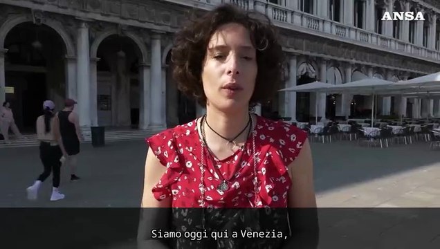 Nozze Bezos a Venezia, maxi-striscione degli attivisti in piazza S. Marco