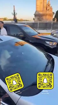 Des dizaines de milliers de vues et des centaines de commentaires pour cette vidéo d'affrontements en plein Paris, sur le Pont Alexandre III, lors de la Fête de la musique