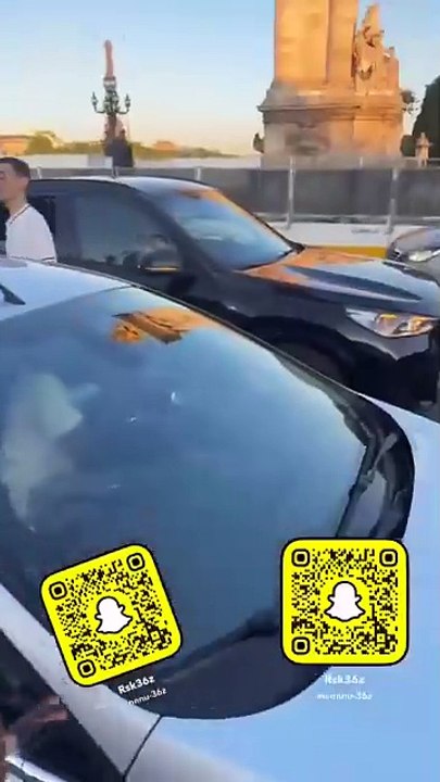 Des dizaines de milliers de vues et des centaines de commentaires pour cette vidéo d'affrontements en plein Paris, sur le Pont Alexandre III, lors de la Fête de la musique