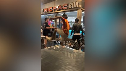 Rissa da Far West in piazza Teatro a Merano: botte da orbi