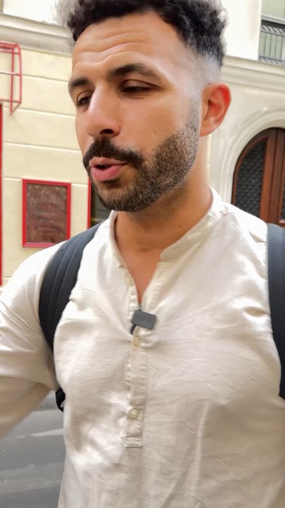 Le jour de la Fête de la Musique, entre deux concerts et une foule en feu, Monsieur Dako a chopé Malik Fares pour une interview à chaud.L’humoriste nous parle de son spectacle : des galères, des racines, des silences…