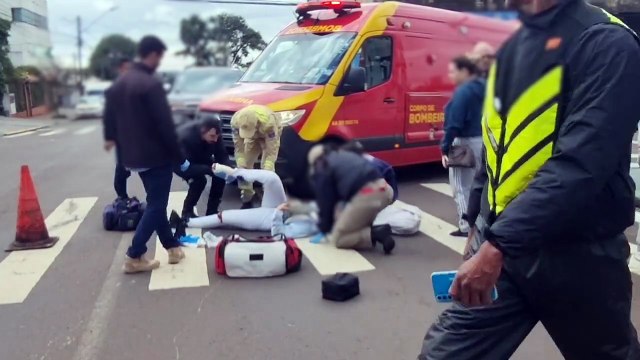 Mulher sofre ferimentos na perna e na cabeça após forte colisão entre Honda Biz e Ford Ranger