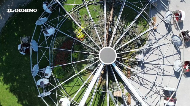 Ruota panoramica crolla a Lecco: il video del drone. La testimone: ''C'era chi si scattava selfie''
