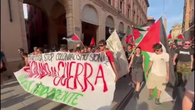 Bologna, il video del corteo di Potere al Popolo dopo i bombardamenti americani sull'Iran