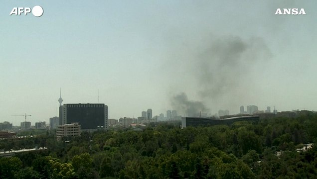 Iran, attacchi israeliani su Teheran: colonne di fumo e macerie