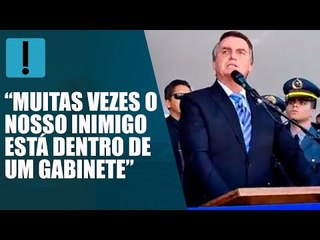 Em discurso a policiais, Bolsonaro prega união contra "marginais em gabinetes"