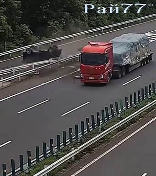 Водитель пережил сокрушительное столкновение с барьером в салоне своего автомобиля