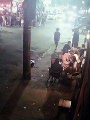 Carros colidem e atropelam clientes em bar movimentado do RJ