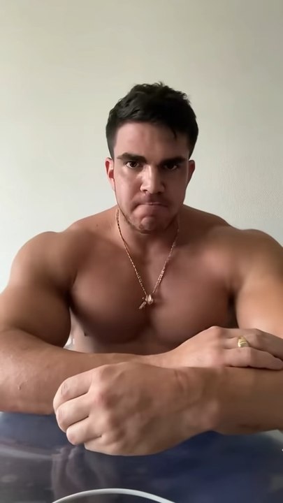 la danse des pectoraux 🤣😎💪🏾  (Vidéo du début : David cruciani ) #humour #drole #parodie