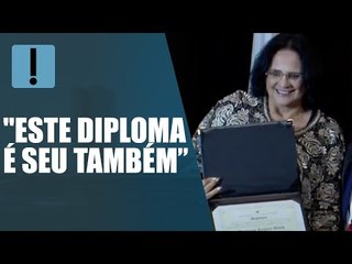 Damares dedica seu diploma de senadora a Michelle Bolsonaro