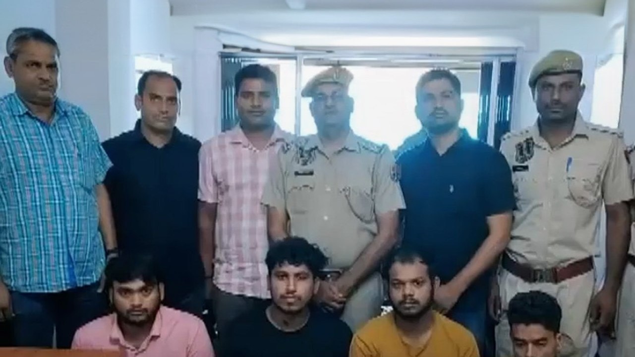 चलती ट्रेन में खतरनाक स्टंट, वीडियो वायरल