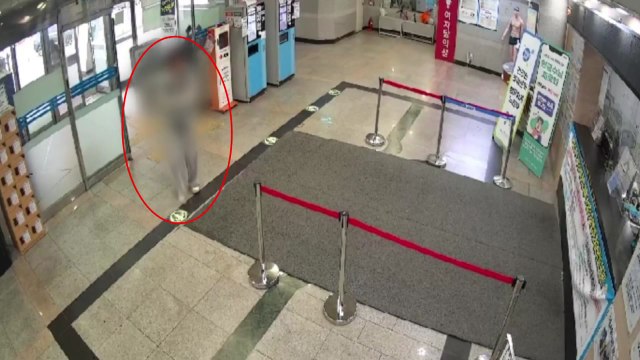 '실내수영장 탈의실 현금털이' 10대 송치 / YTN