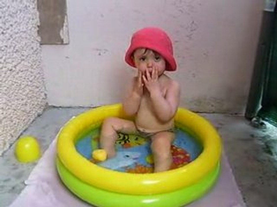 Angélina et sa 1ère piscine