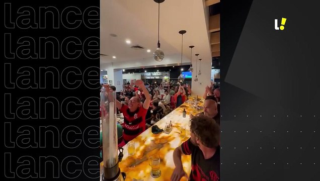 Torcedores de Flamengo e Palmeiras fazem 'duelo' de comemorações