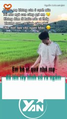 Em bé vì quá nhớ mẹ nên lấy hình mẹ ra ngắm