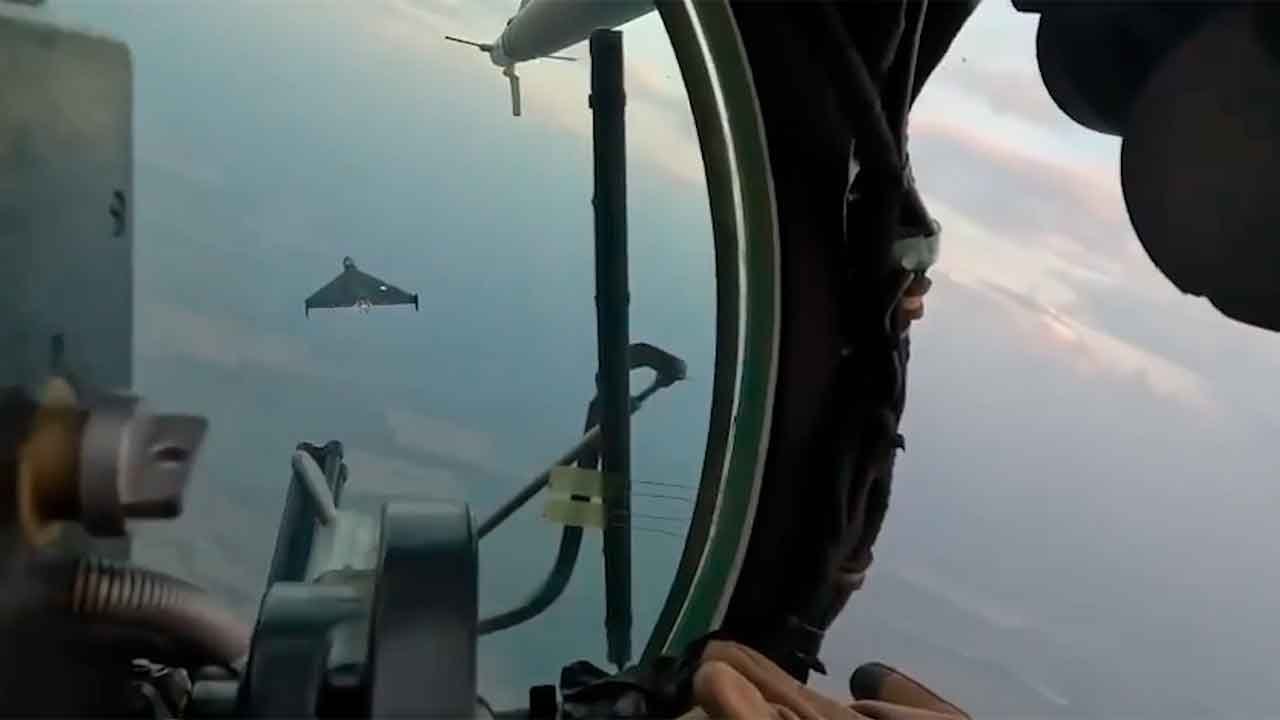 Video: ukrainischer mi-24 begleitet kamikaze-drohne geran-2 aus nächster nähe