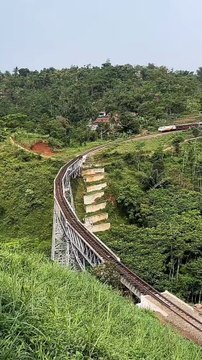 Kereta Api Parahyangan _ Kereta api meliuk di jalur yang menakjubkan! Pernah lihat pemandangan