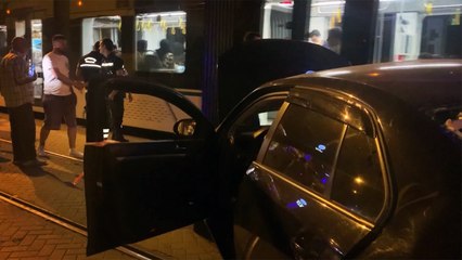 Alkollü sürücü tramvay yoluna çıkıp, direğe çarptı: 2 yaralı