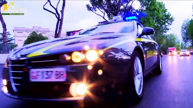 GdiF REGGIO CALABRIA: SEQUESTRATI 228 CHILOGRAMMI DI COCAINA E TRATTI IN ARRESTO 2 PORTUALI (24.06.25)