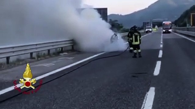Avellino - In viaggio verso Rocchetta S.Antonio, l'auto prende fuoco lungo l'A16 all'altezza di Avellino Ovest (24.06.25)