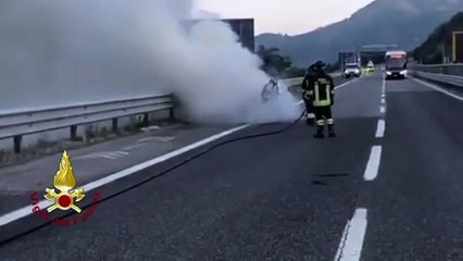 Avellino - In viaggio verso Rocchetta S.Antonio, l'auto prende fuoco lungo l'A16 all'altezza di Avellino Ovest (24.06.25)