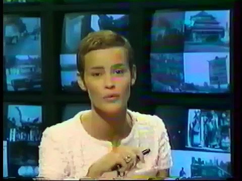 Johnny Hallyday présente son parfum Bikker – Déjà Dimanche (Antenne 2, 10 septembre 1995)