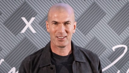 GALA VIDEO - Zinédine et Véronique Zidane entourés de leurs 4 grands gaillards : un tendre cliché pour les 53 ans de Zizou !