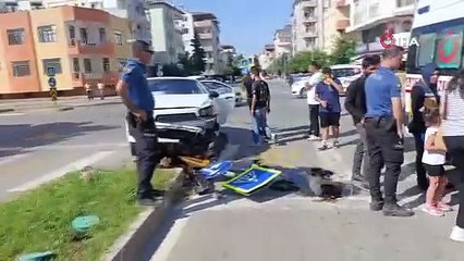 Küçük kızı, kazada hafif yaralanan annesinden ayrılmak istemedi