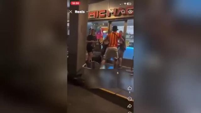 Merano, il video della rissa: calci e pugni tra i tavolini del locale. «È impazzito»