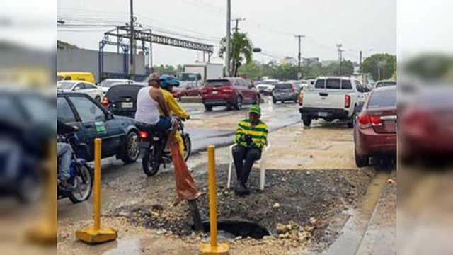 Huecos, tapones e inundaciones: el calvario en la Charles de Gaulle