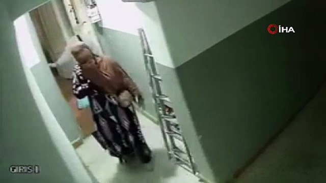 İstanbul'da kadın hırsızlık çetesi kamerada... Güpe gündüz girdikleri evi soydular!