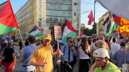 Protesta pacifica davanti al consolato americano a Milano