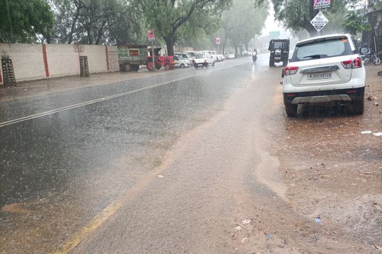बस्सी में बरसे मेघ, सड़कों पर बहा पानी