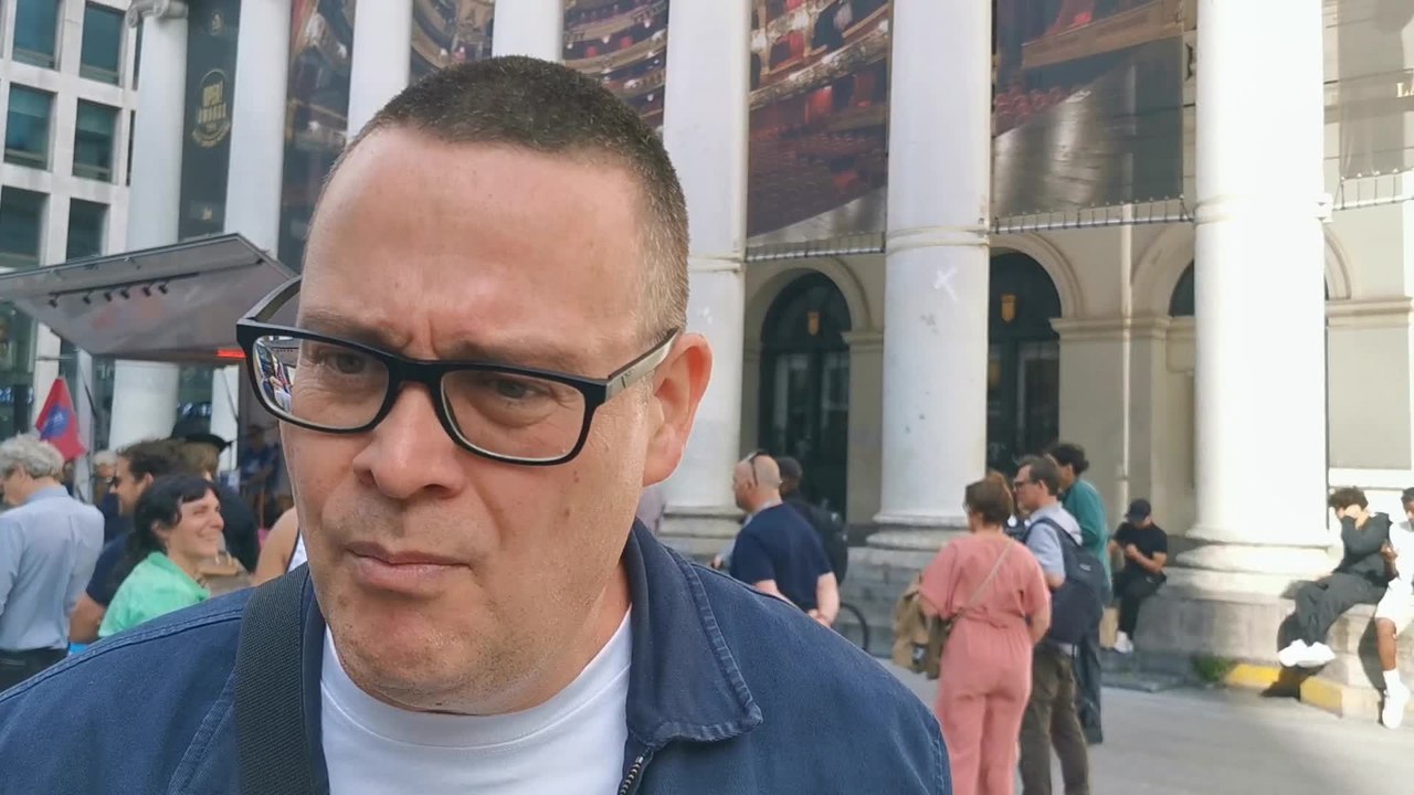 Raoul Hedebouw manifeste à Bruxelles contre la hausse des dépenses militaires