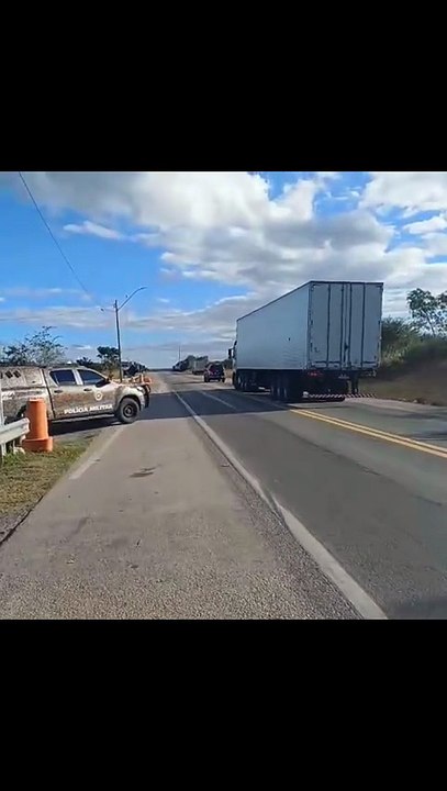 Assista ao momento em que caminhão com três toneladas de maconha é interceptado na Bahia
