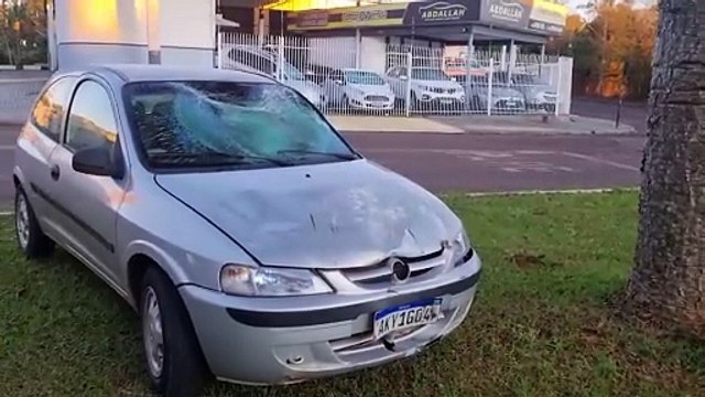 Duas pessoas ficam feridas em colisão entre carro e moto no Bairro Maria Luiza