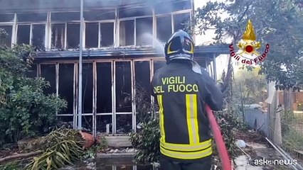 Vigili del Fuoco in azione a Cattolica: brucia ex hotel