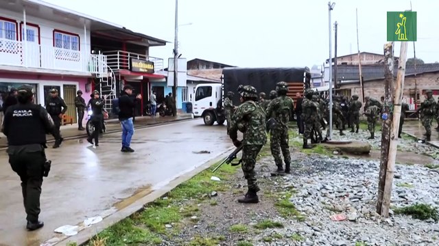 Ejército colombiano libera a 57 militares retenidos por pobladores